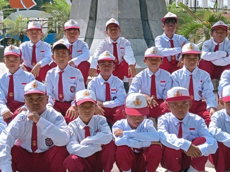 SISWA SDN 2 KANDANG  MENGIKUTI GERAK JALAN
