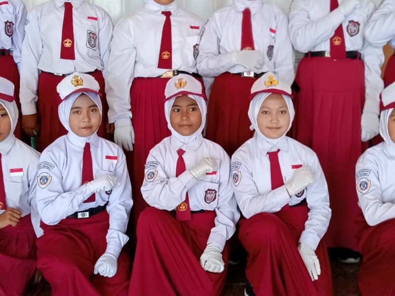 SDN 2 KANDANG MENGIKUTI GERAK JALAN DI KAPONGAN