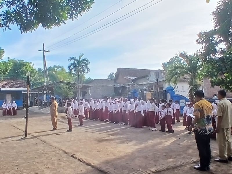 SDN 2 KANDANG UPACARA HARI SENIN